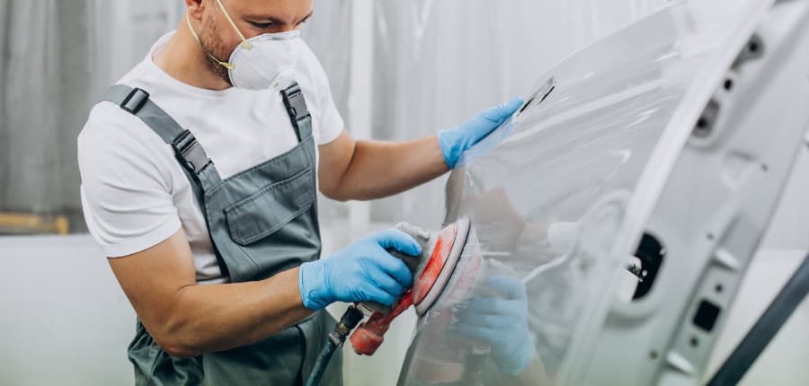 Técnico realizando reparo automotivo